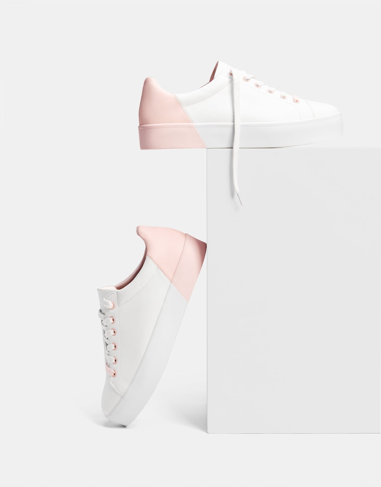Lace-up sneakers with pink details
